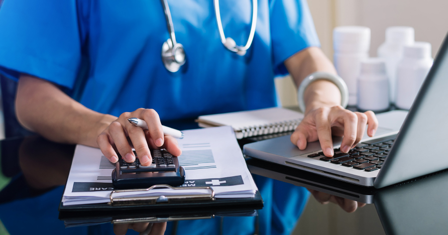 Jak obliczyć wynagrodzenie pracując w różnych specjalizacjach w kliku placówkach medycznych?